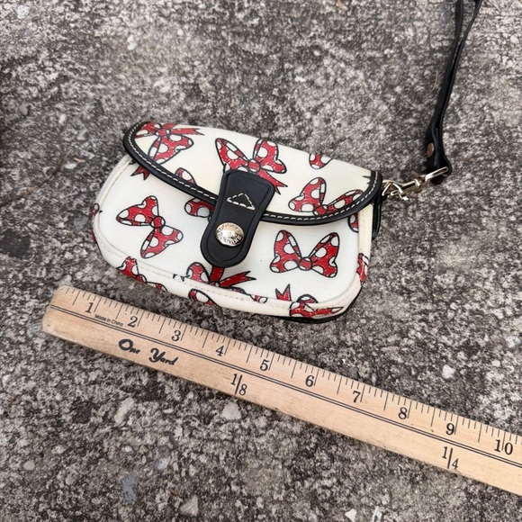Disney Parks Dooney and Bourke Minnie Bows Wristlet Disneyland World - Picture 5 of 6